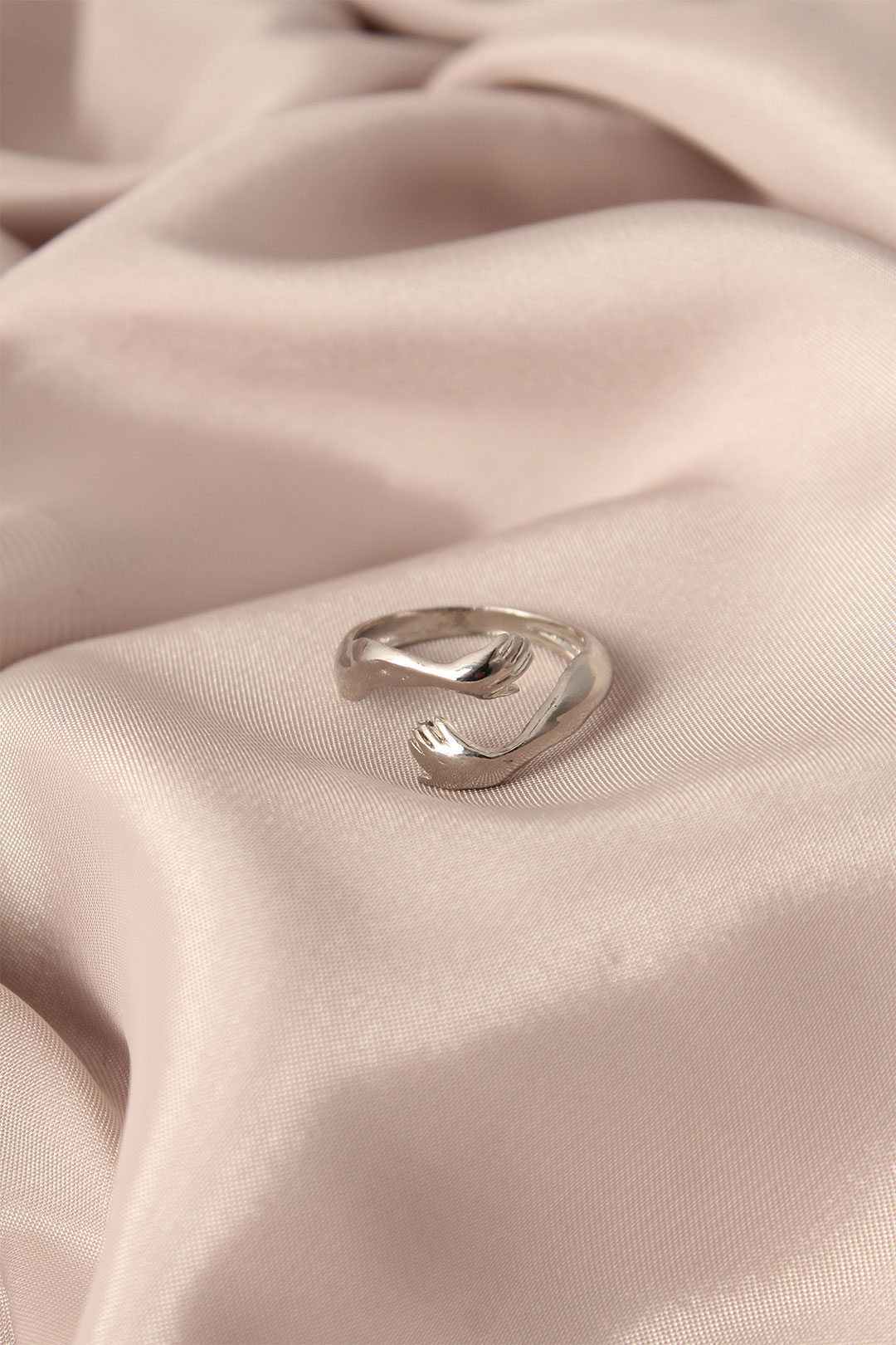 Ayarlamalı Gümüş Renk Metal Sarılan Eller Model Kadın Yüzük BYK2135