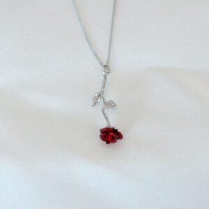 Gümüş Kaplama Kırmızı Gül Figürlü Kadın Kolye BKO6441