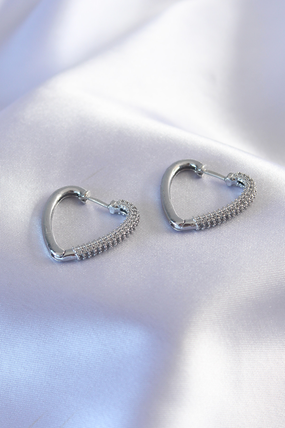 Gümüş Renk Zirkon Taşlı Kalp Model Kadın Küpe BKP7239