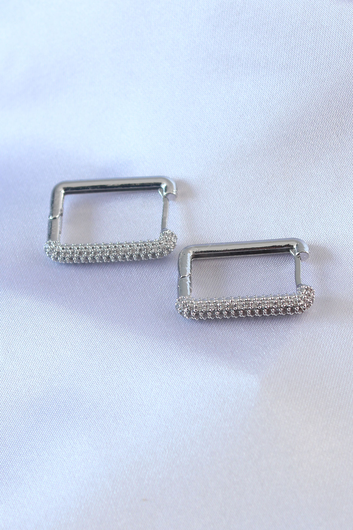 Gümüş Renk Kare Model Zirkon Taşlı Pirinç Kadın Küpe BKP7527