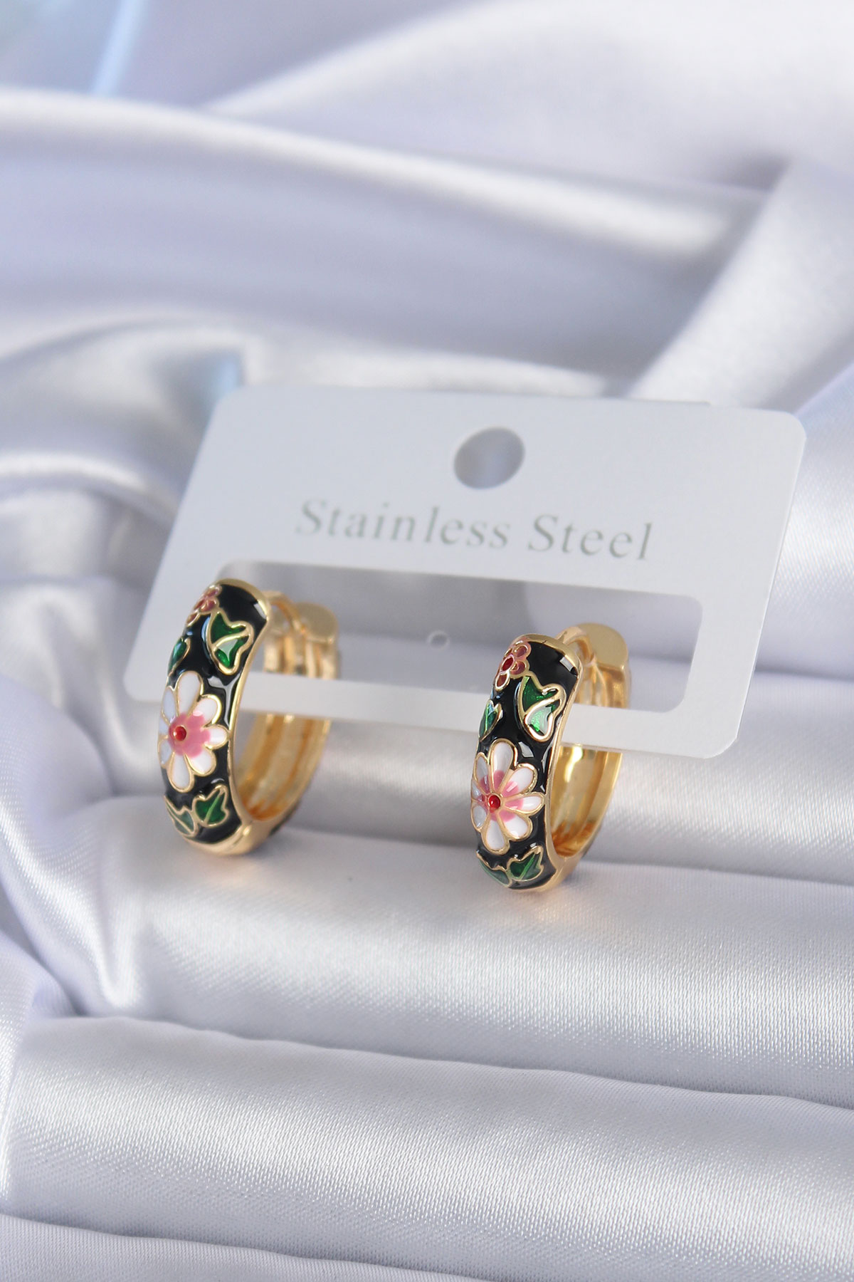 Pirinç Gold Renk Siyah Çiçek İşleme Kadın Küpe BKP7892