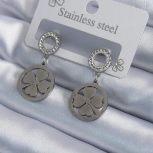 316L Çelik Gümüş Renk Zirkon Taşlı Yonca Model İşleme Detay Kadın Küpe BKP7934