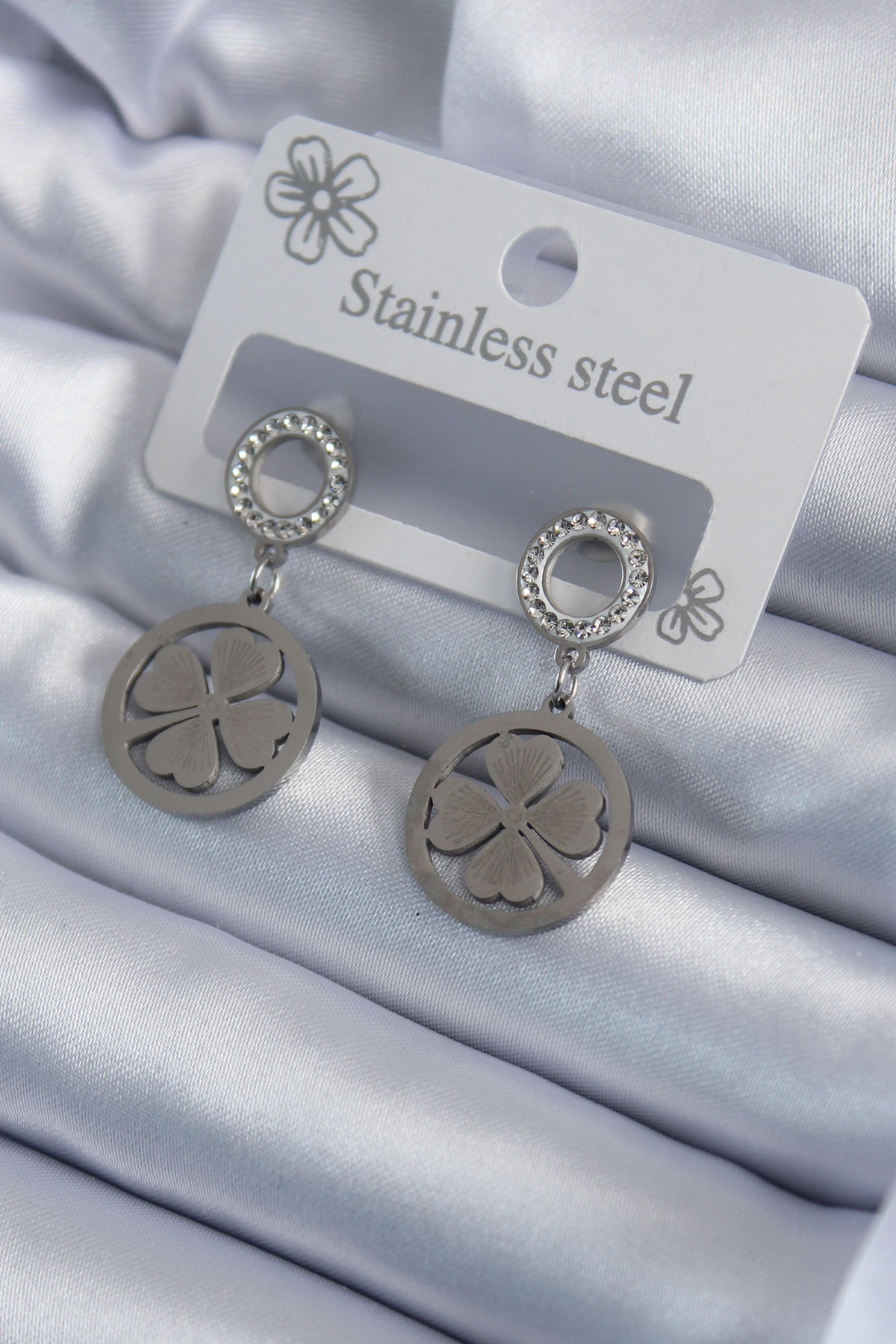 316L Çelik Gümüş Renk Zirkon Taşlı Yonca Model İşleme Detay Kadın Küpe BKP7934