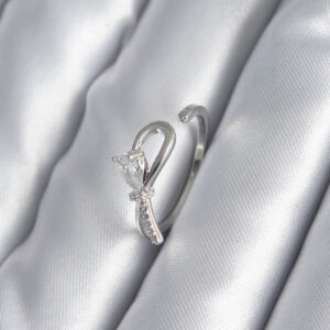 Pirinç Gümüş Renk Zirkon Taş Detay Kurdele Model Kadın Yüzük BYK2992