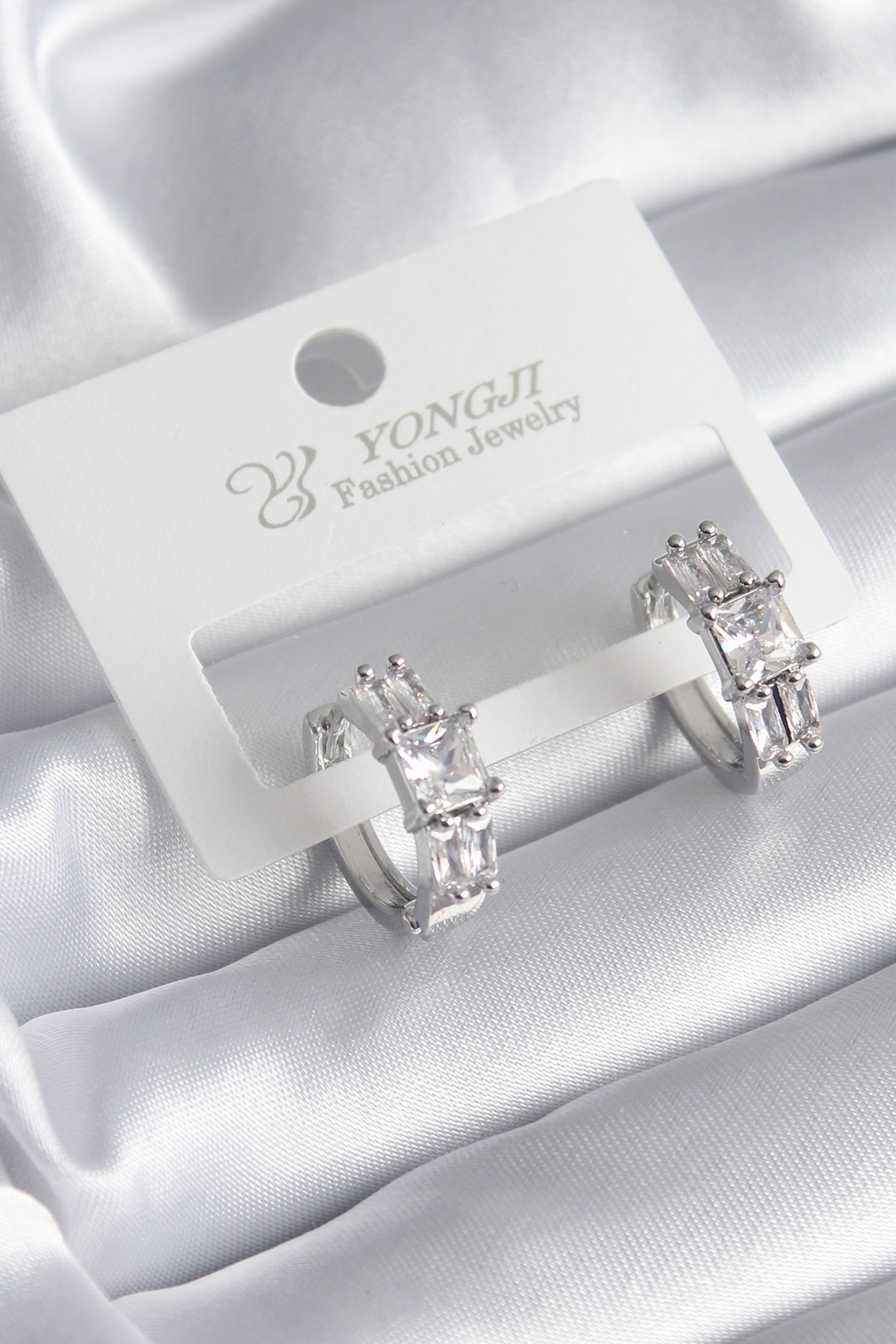 Pirinç Gümüş Renk Kare Zirkon Taşlı Kadın Küpe BKP8351