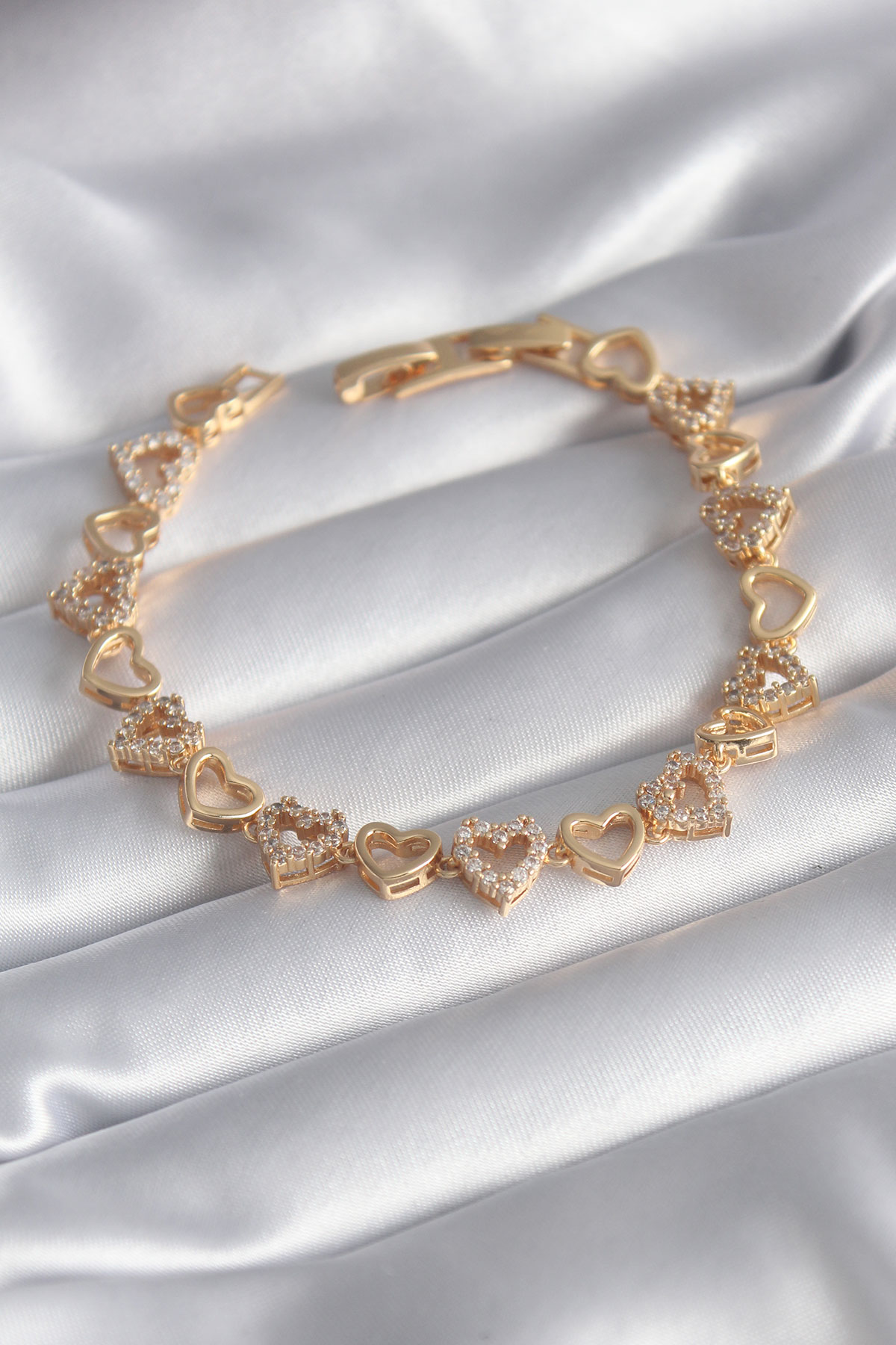 Pirinç Gold Renk Zirkon Taşlı Kalp Model VIP Seri Kadın Bileklik BB5847