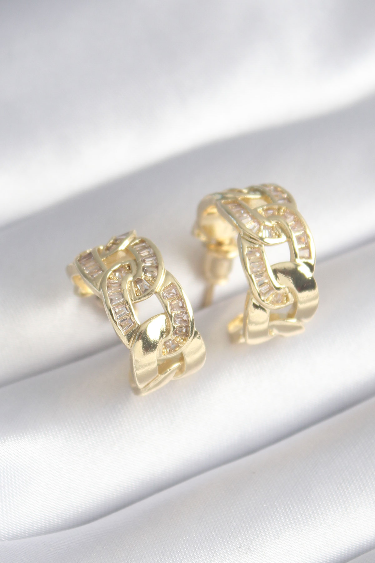 Pirinç Gold Renk Zirkon Taş Detay Zincir Model Kadın Küpe BKP8452