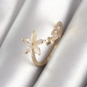 Pirinç Gold Renk Zirkon Taşlı Çiçek Model Kalp Detay Kadın Yüzük BYK3069