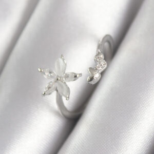 Pirinç Gümüş Renk Zirkon Taşlı Çiçek Model Kalp Detay Kadın Yüzük BYK3070