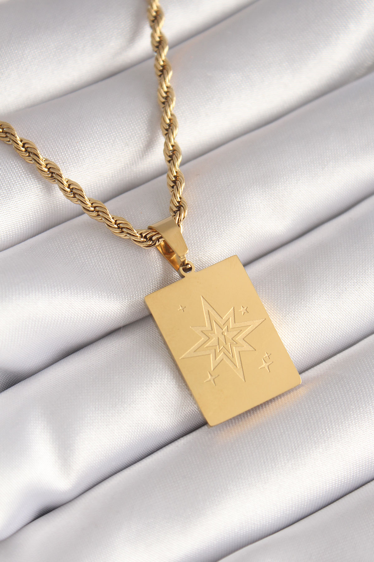 316L Çelik Gold Renk Burgu Zincir Kutup Yıldızı İşleme Plaka Figür Kadın Kolye BKO8451