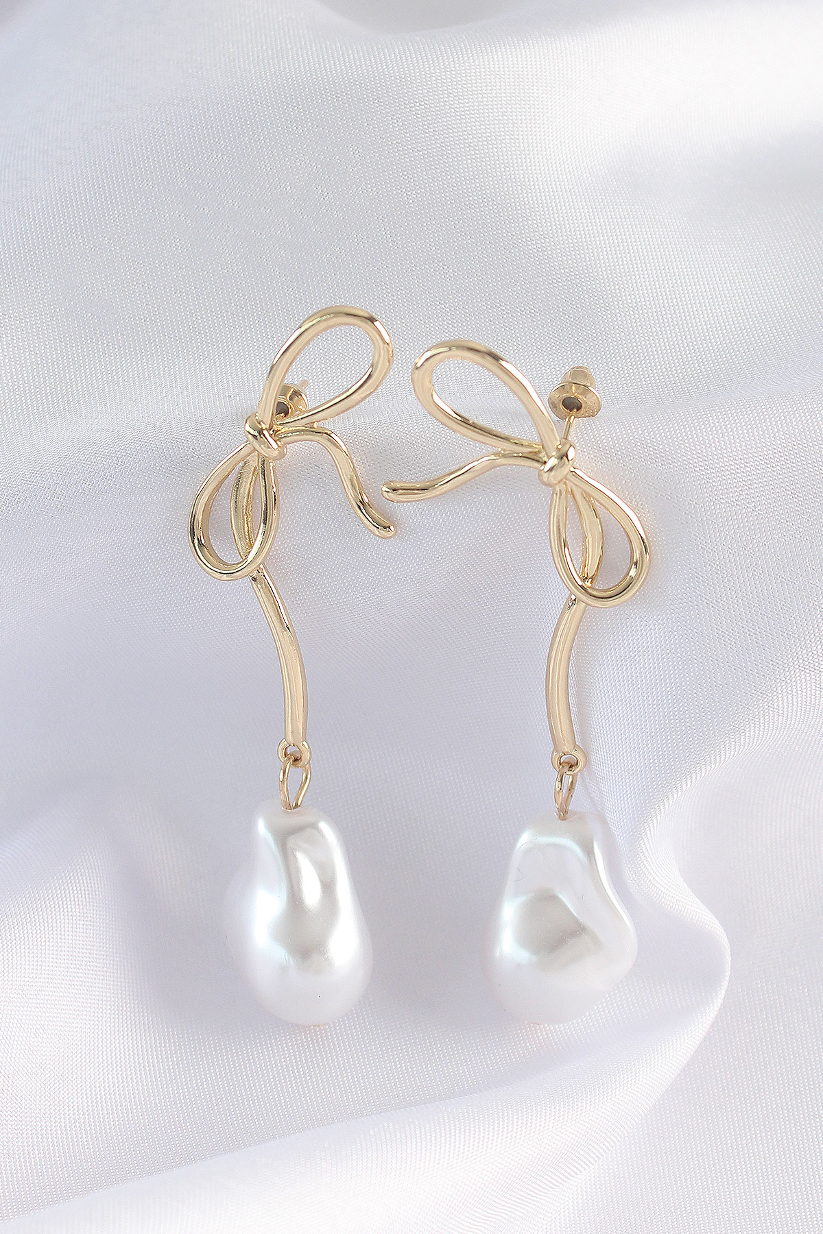 Pirinç Gold Renk Fiyonk Model İnci Taşlı Uzun Küpe BKP8923