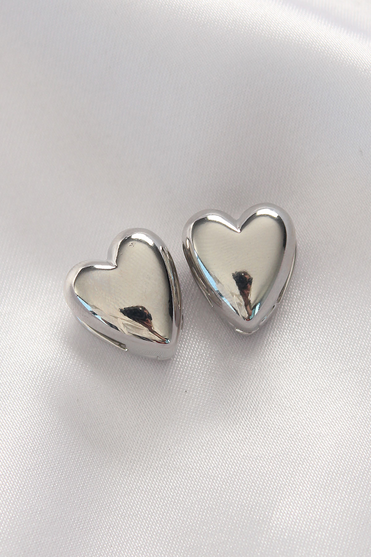 Pirinç Gümüş Renk Minimal Bombeli Kalp Küpe BKP8969