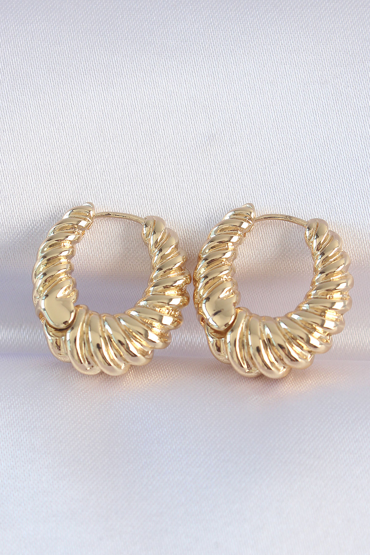 Pirinç Gold Renk Tırtık Detay Bombeli Halka Küpe BKP8972