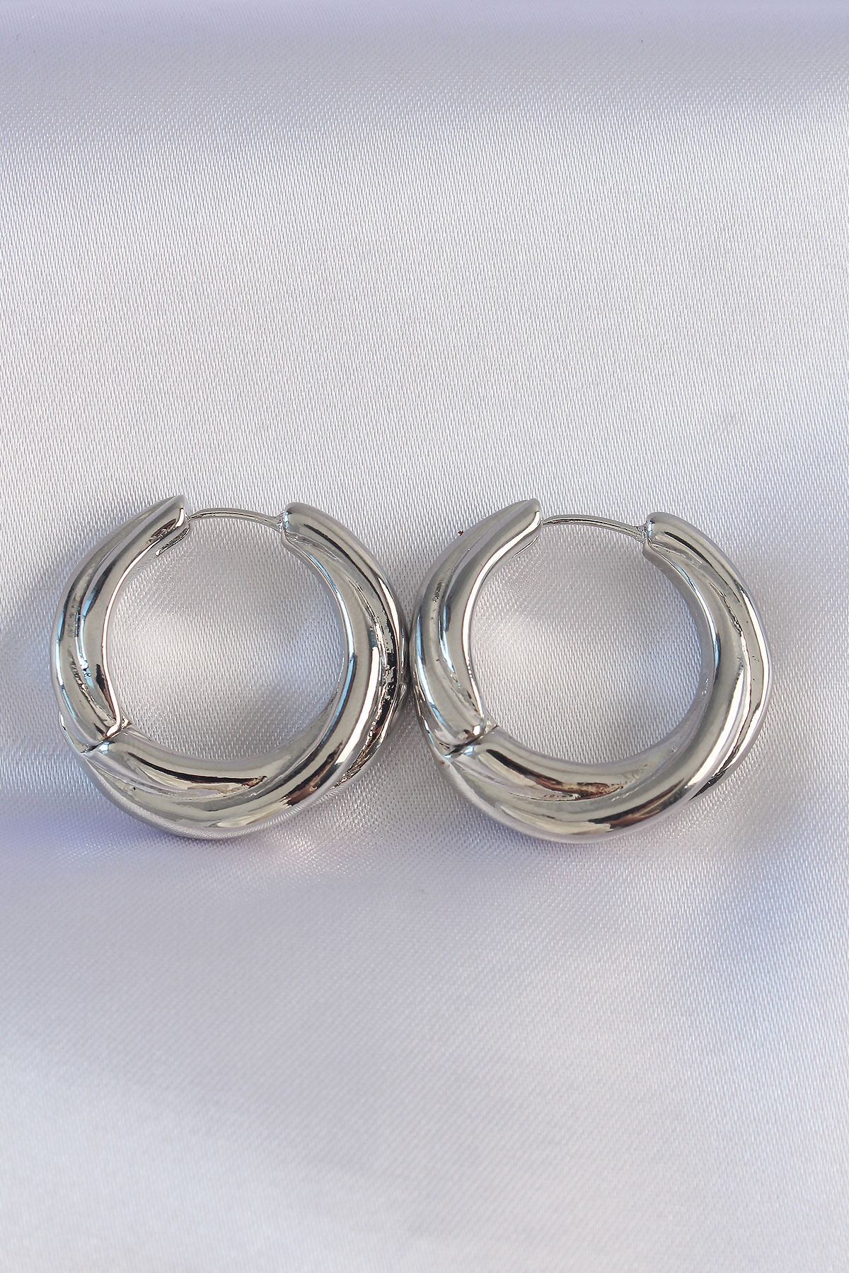 Pirinç Gümüş Renk Asimetrik Kıvrım Küpe BKP8975