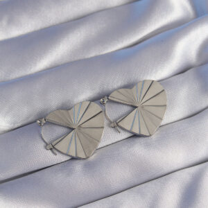 316L Çelik Gümüş Renk Çizgili Plaka Tasarımlı Kalp Küpe BKP9041