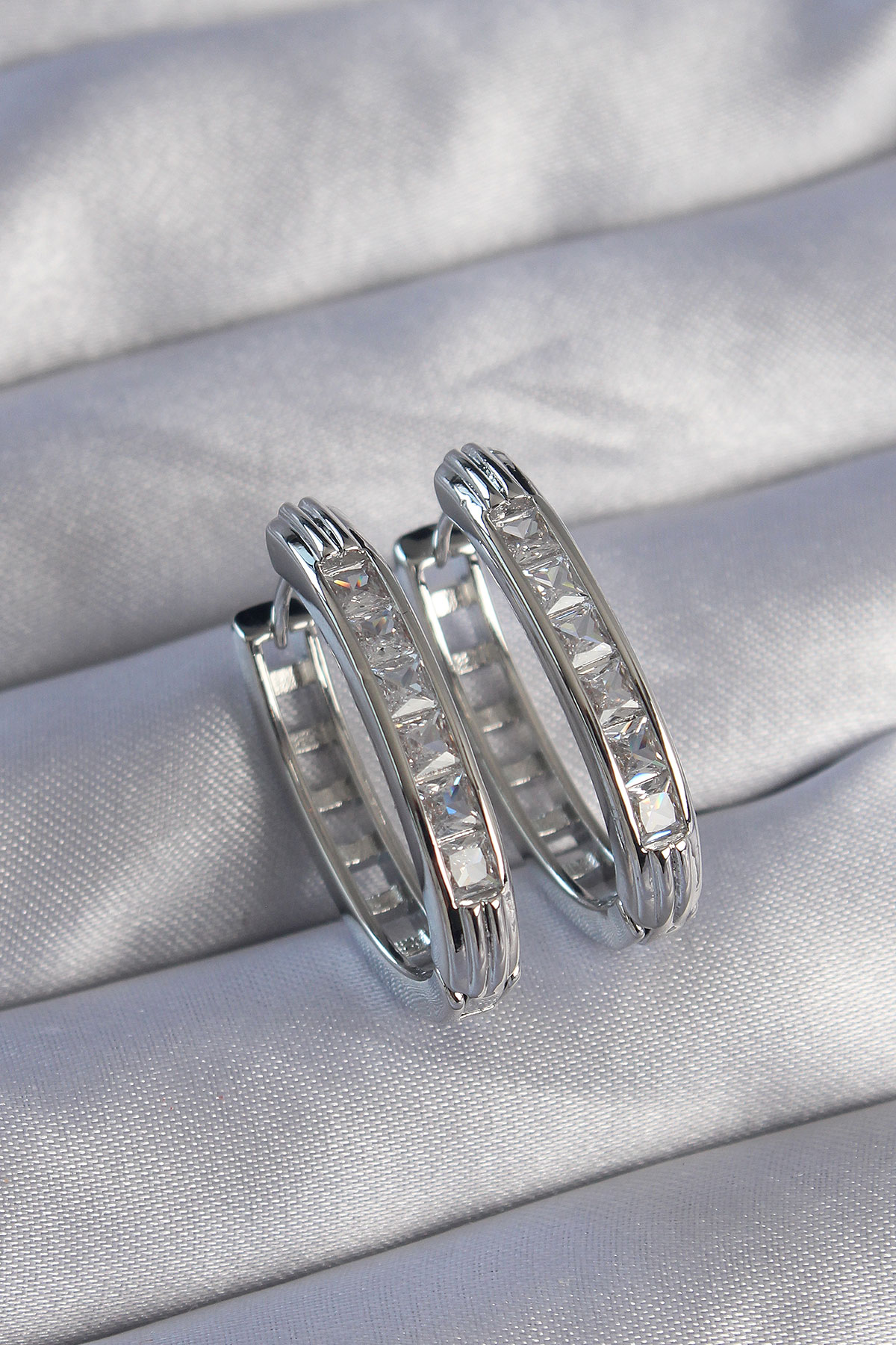 Pirinç Gümüş Renk Zirkon Taşlı Oval Model Küpe BKP9078