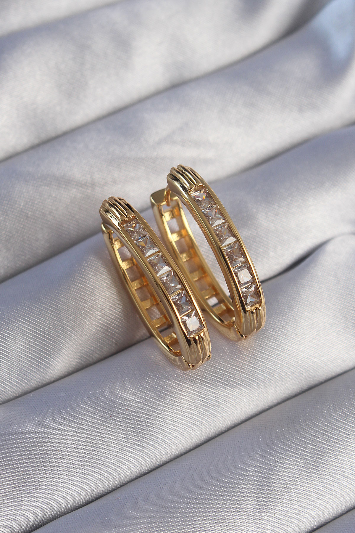 Pirinç Gold Renk Zirkon Taşlı Oval Model Küpe BKP9079