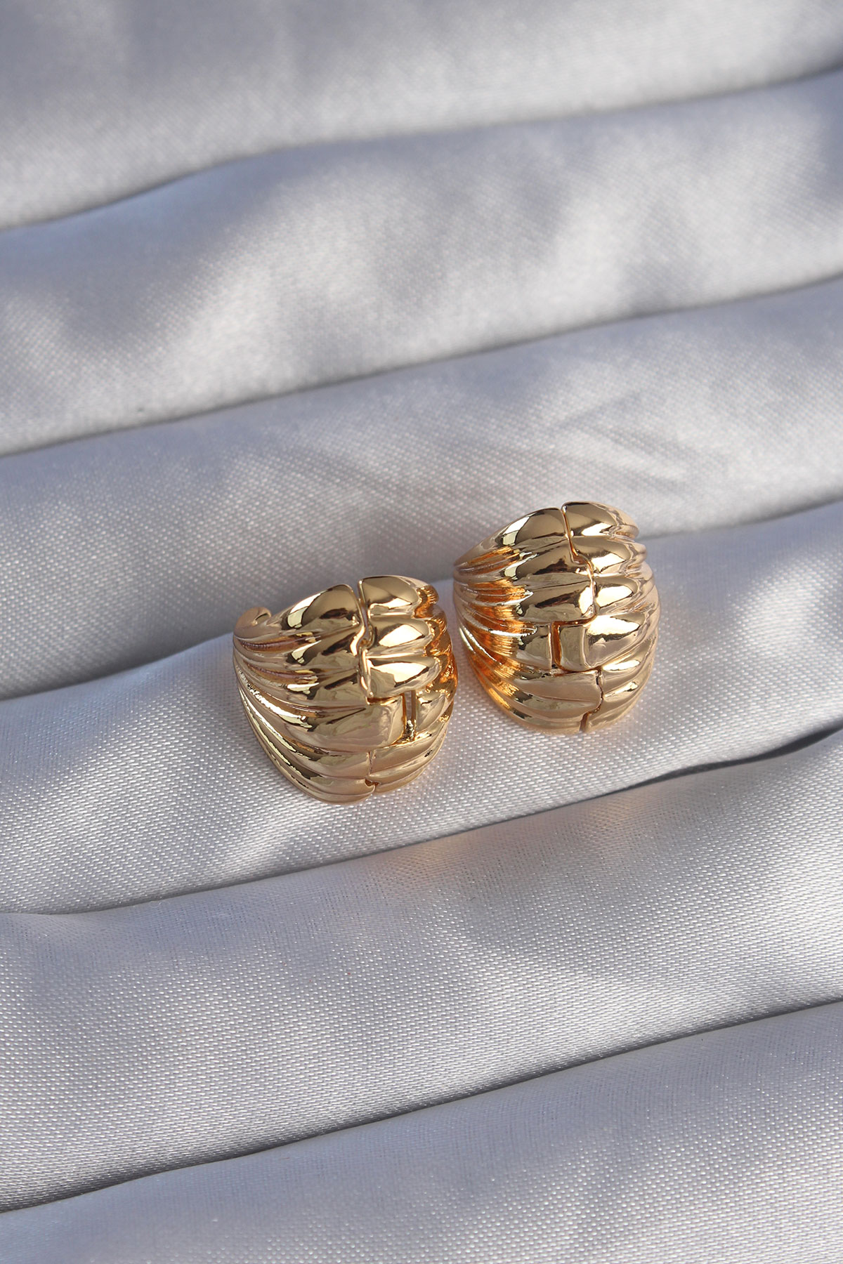 Pirinç Gold Renk Tırtıklı Minimal Bombeli Tasarım Küpe BKP9080