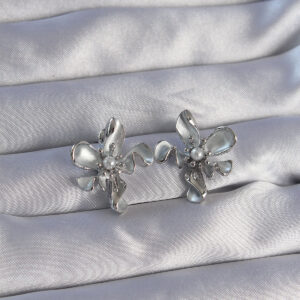 Pirinç Gümüş Renk İnci Detay Çiçek Tasarımlı Küpe BKP9083