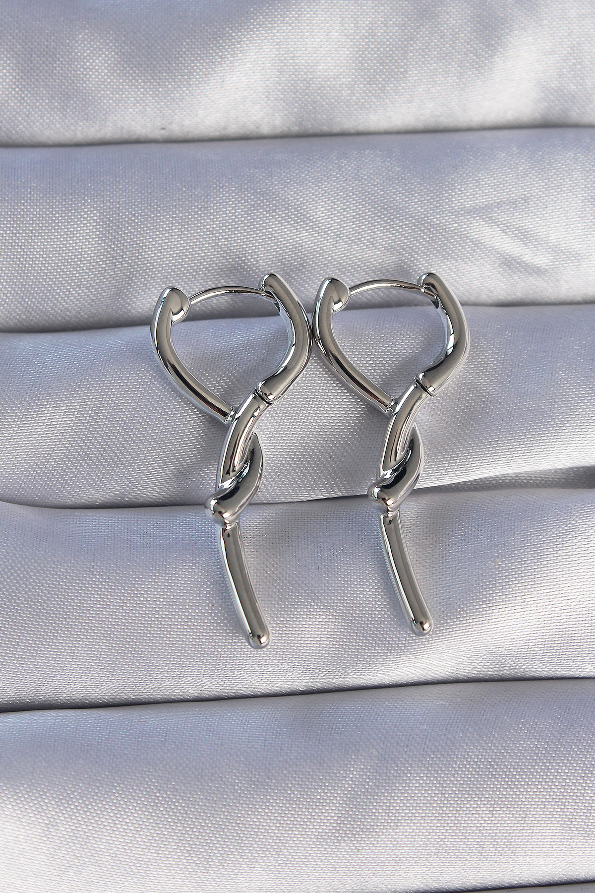 Pirinç Gümüş Renk Sarmal Çubuk Tasarımlı Uzun Küpe BKP9085