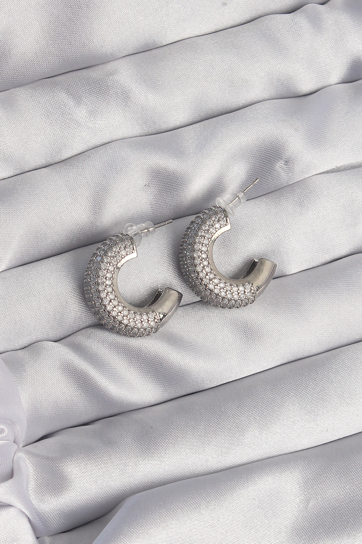 Pirinç Gümüş Renk Zirkon Taşlı Yarım Halka Küpe BKP9114