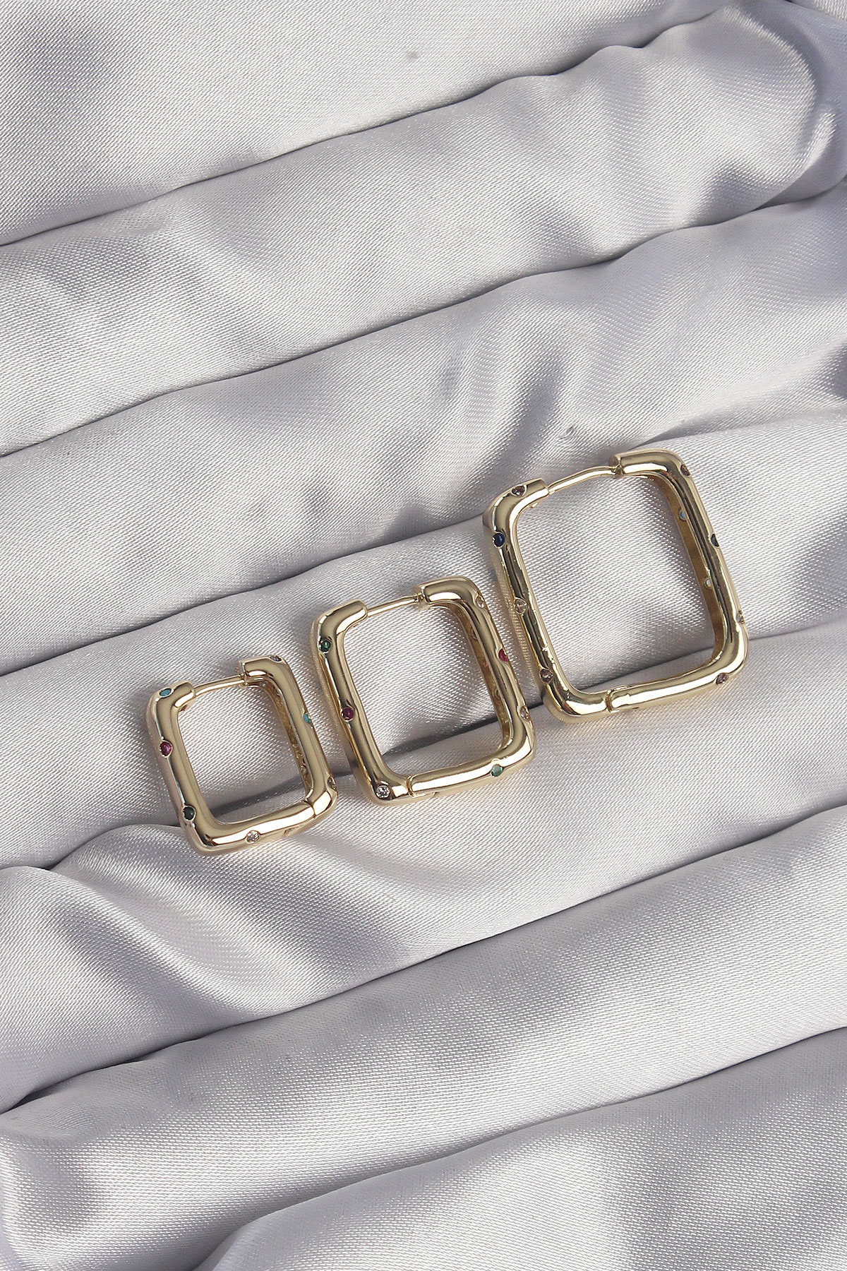 Pirinç Gold Renk Renkli Zirkon Taşlı Kare Model Küpe Seti BKP9116