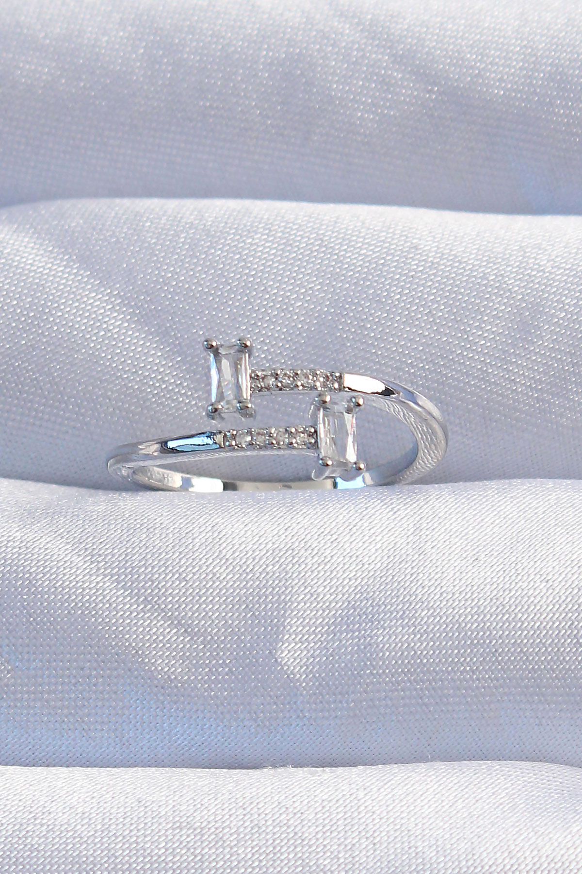 Pirinç Gümüş Renk Zirkon Taşlı Geometrik Ayarlanabilir Yüzük BYK3240