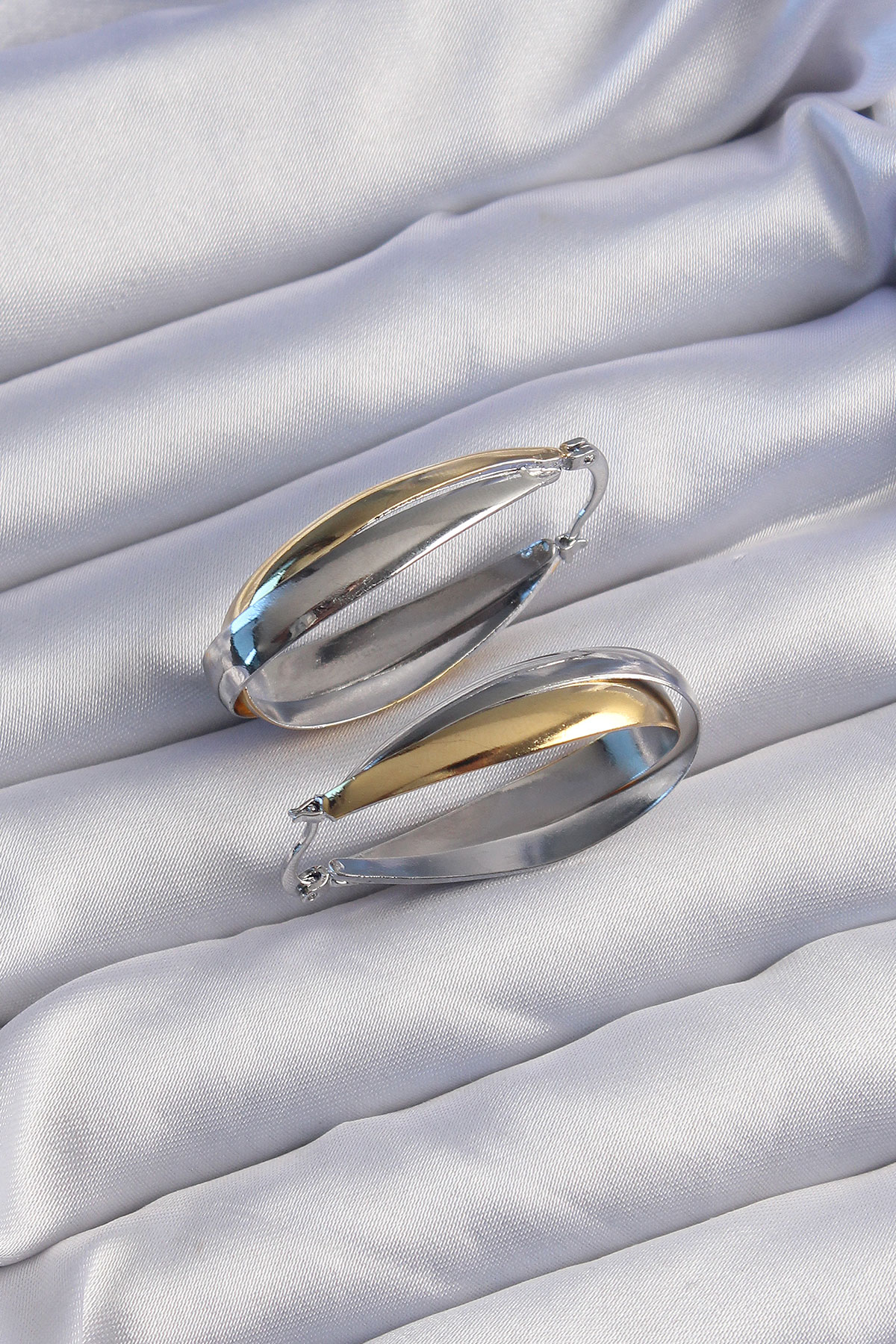 Pirinç Gold Gümüş Renkli Uzun Kıvrımlı Küpe BKP9226