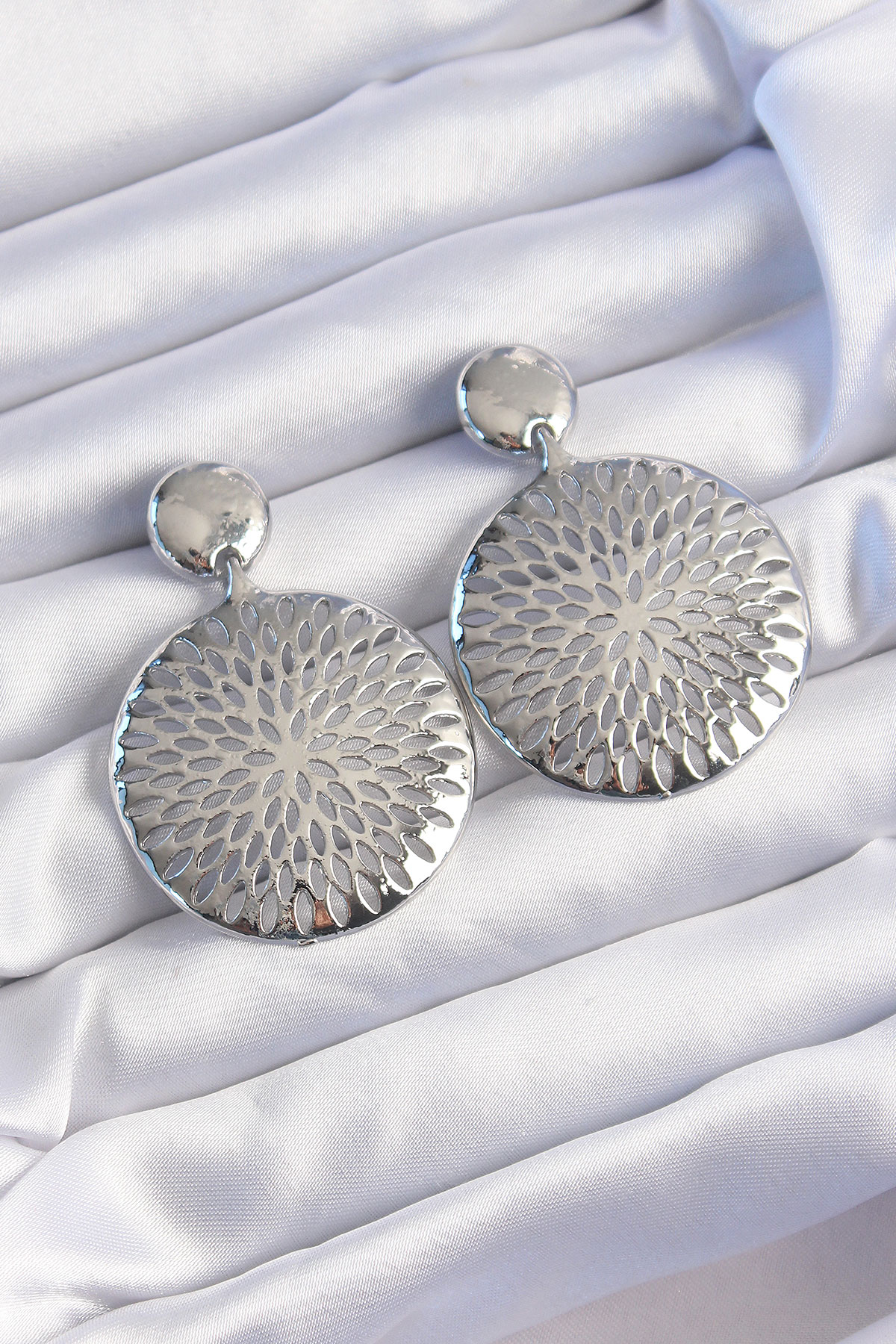 Pirinç Gümüş Renk Oval İşlemeli Küpe BKP9232