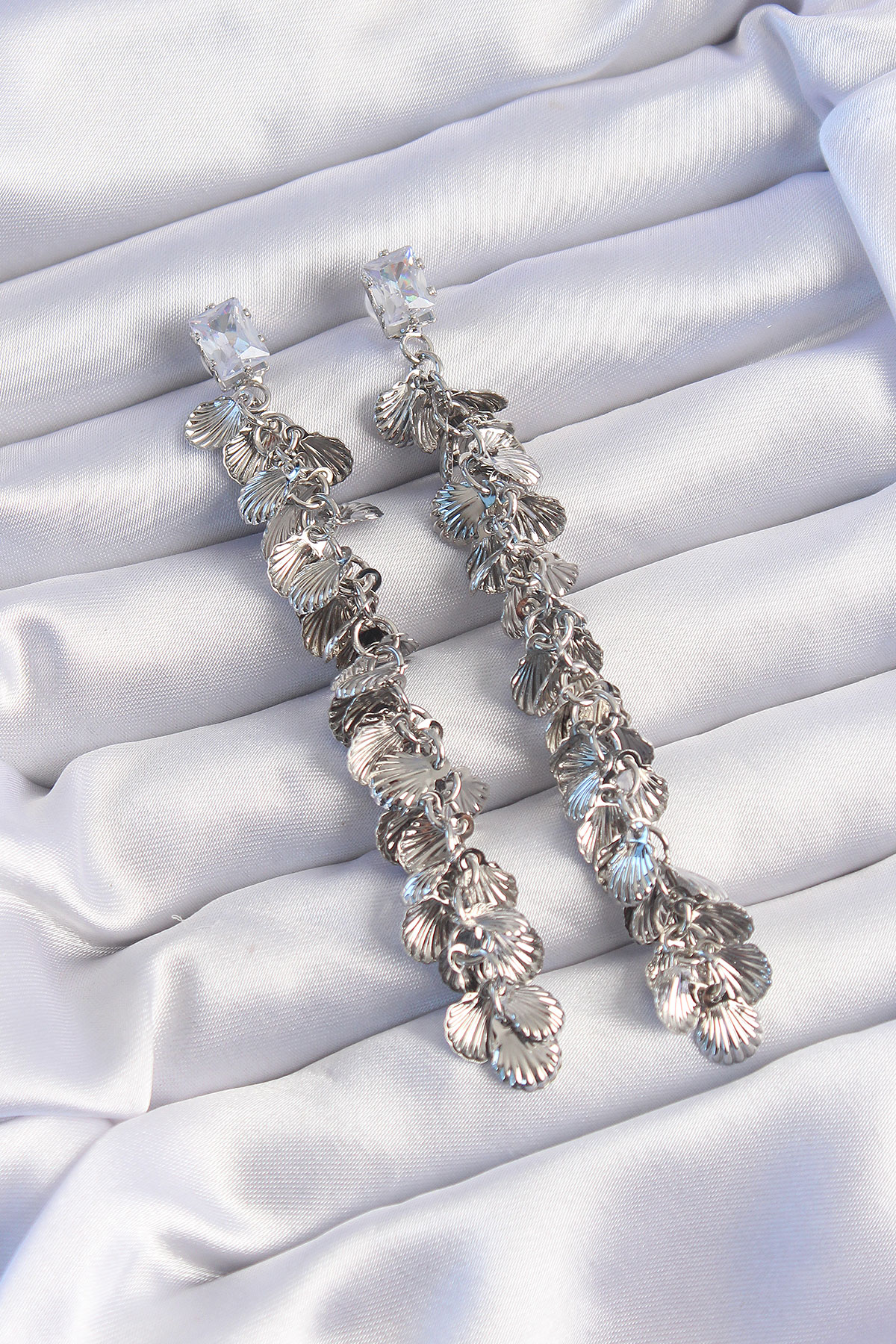 Pirinç Gümüş Renk Zirkon Taşlı Minimal Deniz Kabuklu Sallantılı Küpe BKP9253