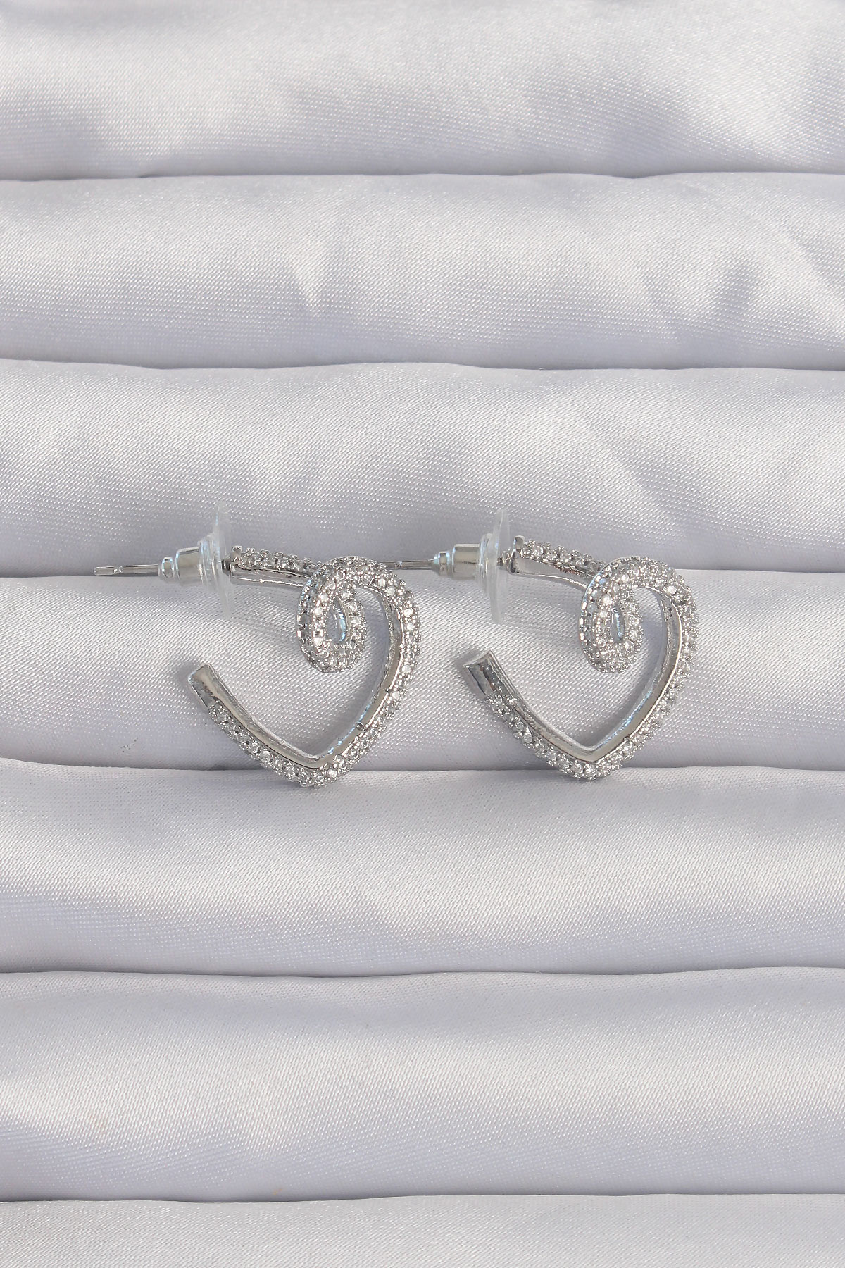 Pirinç Gümüş Renk Zirkon Taşlı Kıvrımlı Yarım Kalp Küpe BKP9278