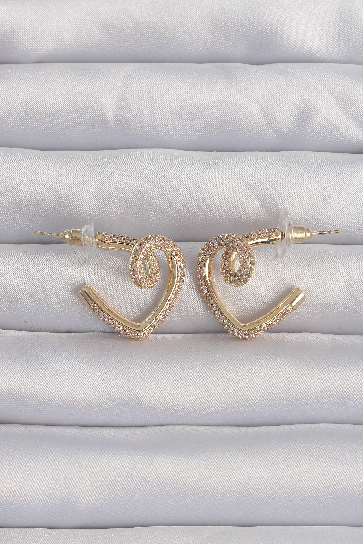 Pirinç Gold Renk Zirkon Taşlı Kıvrımlı Yarım Kalp Küpe BKP9279