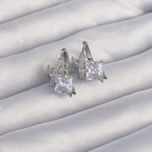 Pirinç Gümüş Renk İri Zirkon Taşlı Kıvrımlı Minimal Kelebekli Halka Küpe BKP9288