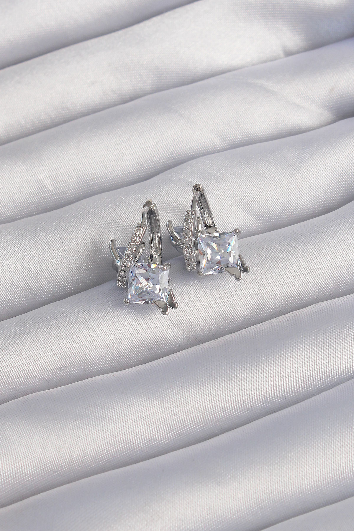 Pirinç Gümüş Renk İri Zirkon Taşlı Kıvrımlı Minimal Kelebekli Halka Küpe BKP9288