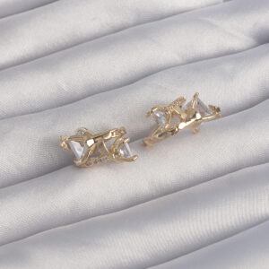 Pirinç Gold Renk İri Zirkon Taşlı Kıvrımlı Minimal Kelebekli Halka Küpe BKP9289