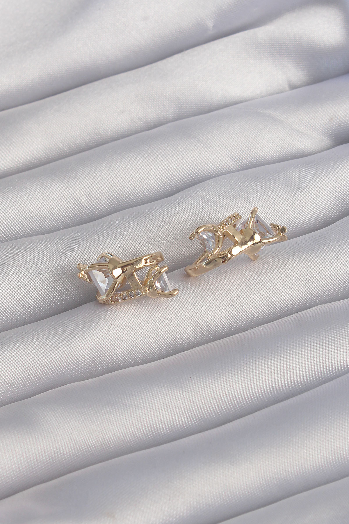 Pirinç Gold Renk İri Zirkon Taşlı Kıvrımlı Minimal Kelebekli Halka Küpe BKP9289