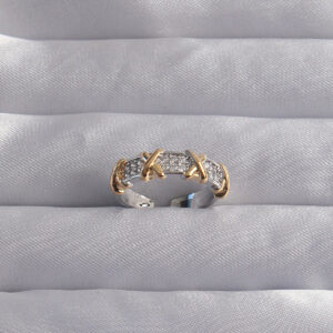 Pirinç Ayarlamalı Gümüş Renk Zirkon Taşlı XOXO Model Yüzük BYK3284