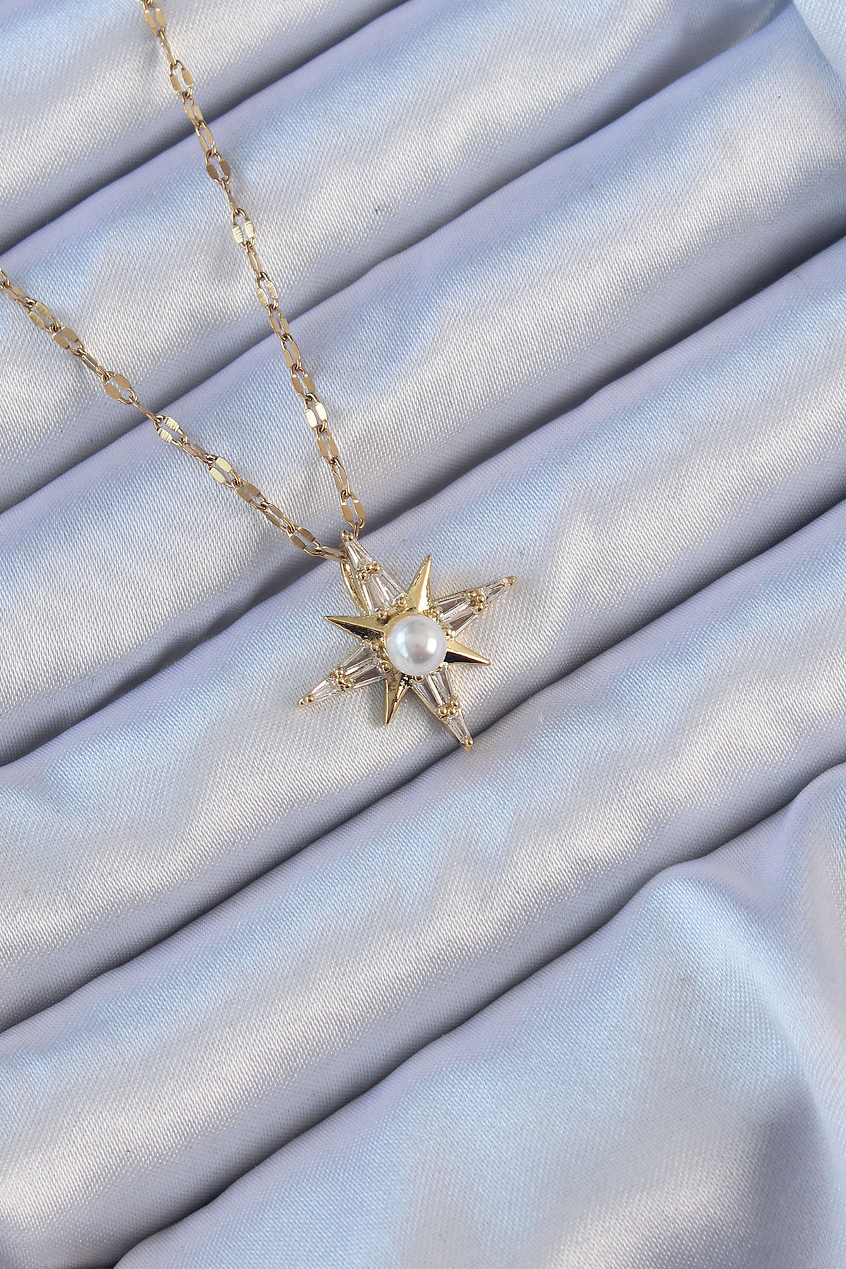 316L Çelik Zincir Altın Renk Baget Taşlı İnci Detay Kutup Yıldızı Kolye BKO9119