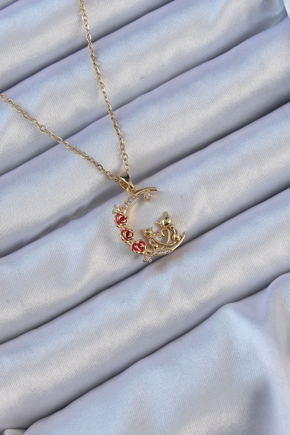 316L Çelik Zincir Altın Renk Kırmızı Gül Detay Kedi Figür Zirkon Taşlı Ay Kolye BKO9129