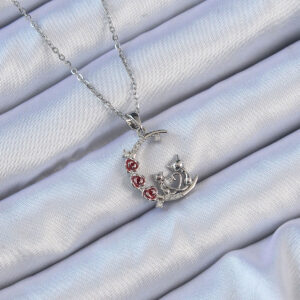 316L Çelik Zincir Gümüş Renk Kırmızı Gül Detay Kedi Figür Zirkon Taşlı Ay Kolye BKO9130