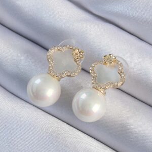 Pirinç Altın Renk Zirkon Taşlı Minimal Çiçek Tasarımlı Kadın Küpe BKP9480