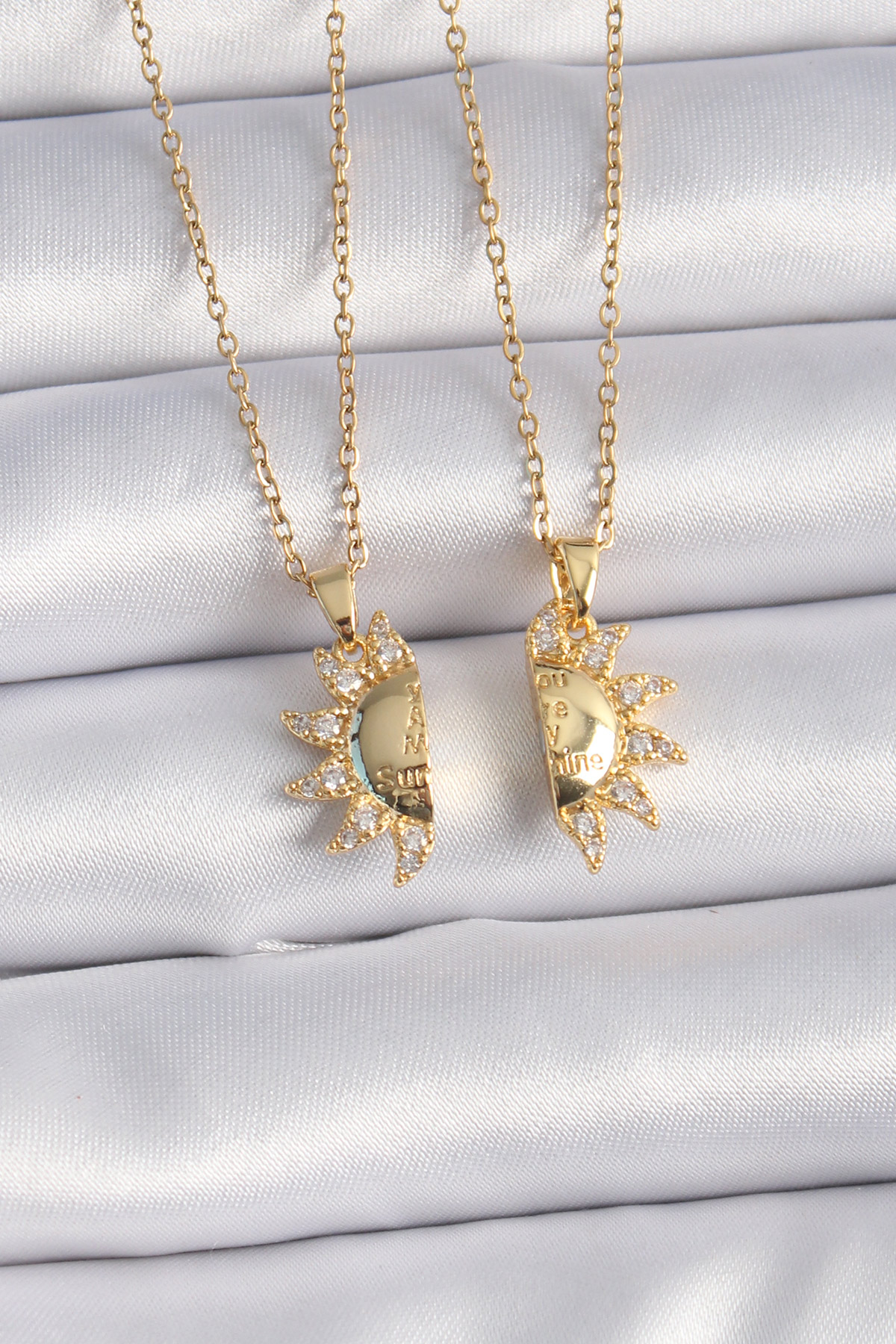 316L Çelik Gold Renk Zirkon Taşlı Güneş Model İşleme Yazı Detay Arkadaş Kolyesi BKO9288