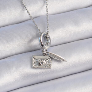 316L Çelik Gümüş Renk Kalp Detay Mektup Figür Charm Model Kadın Kolye BKO9313