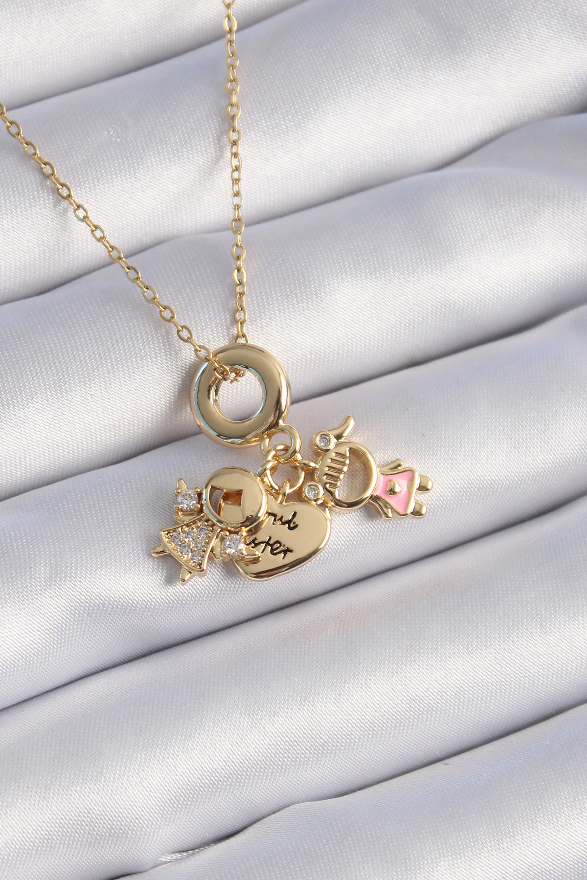 316L Çelik Gold Renk Zirkon Taş Detay Çocuk Figür Charm Model Kadın Kolye BKO9324