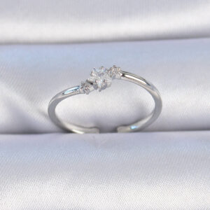 Pirinç Gümüş Renk Çiçek Model Zirkon Taş Detay Kadın Yüzük BYK3323