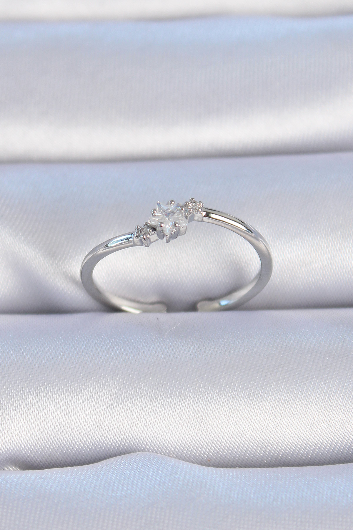 Pirinç Gümüş Renk Çiçek Model Zirkon Taş Detay Kadın Yüzük BYK3323