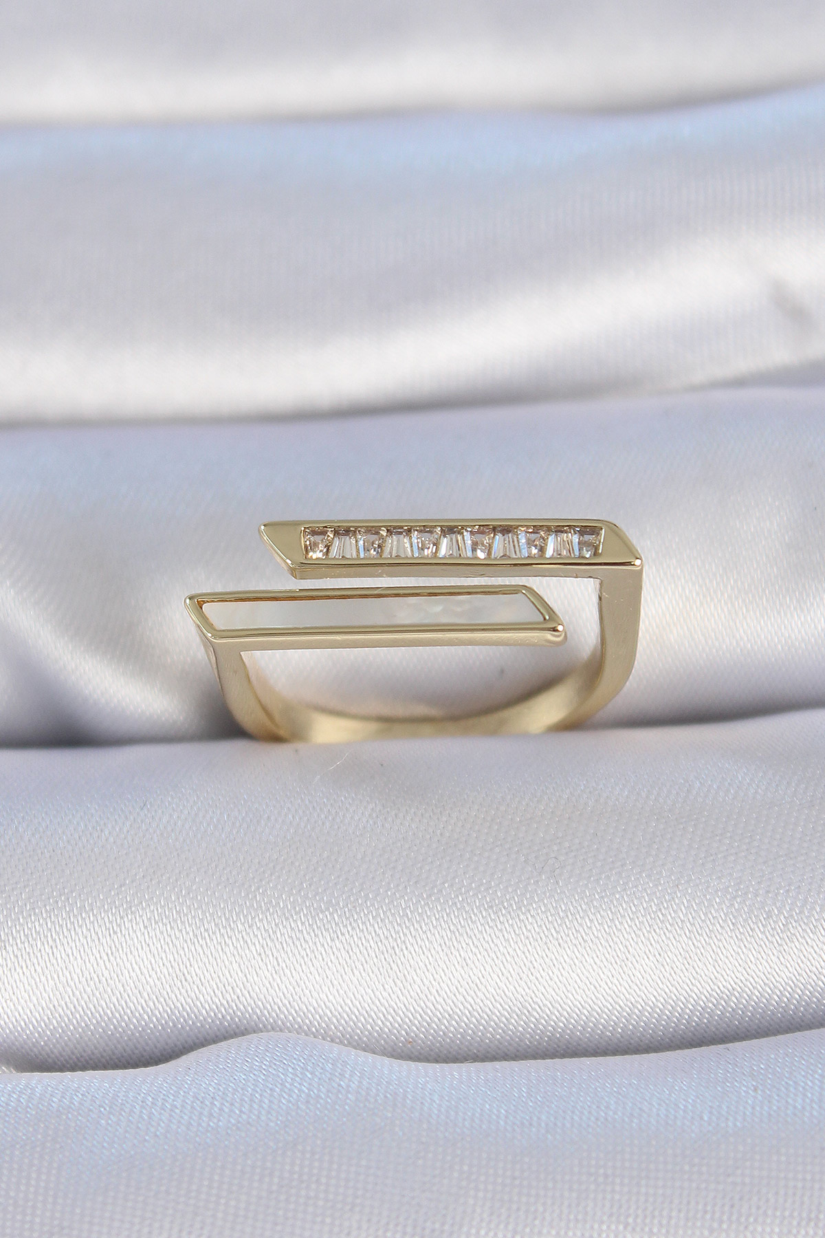 Pirinç Gold Renk Zirkon Taşlı Beyaz Sedef Detay Kadın Yüzük BYK3348