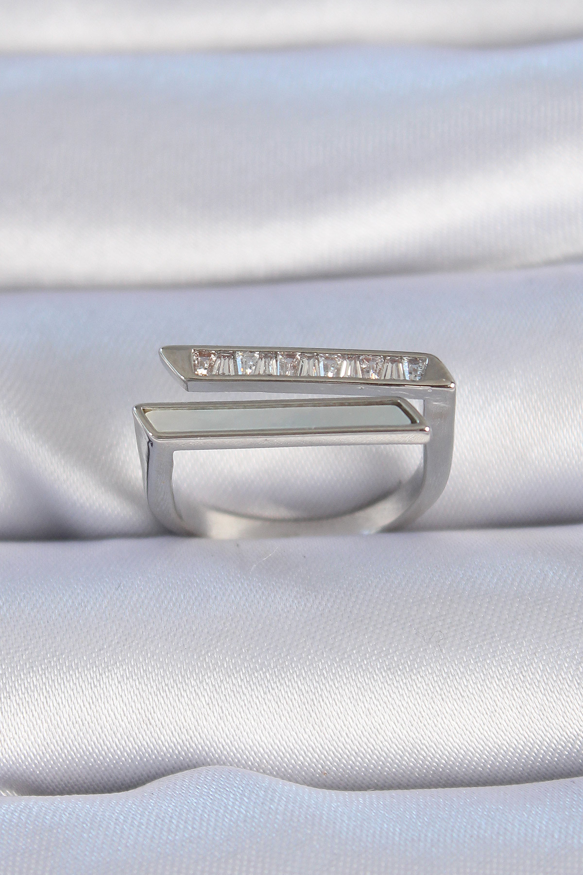 Pirinç Gümüş Renk Zirkon Taşlı Beyaz Sedef Detay Kadın Yüzük BYK3349