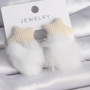 Beyaz Renk Tüylü Yıldız Ponpon Model Kadın Küpe BKP9557