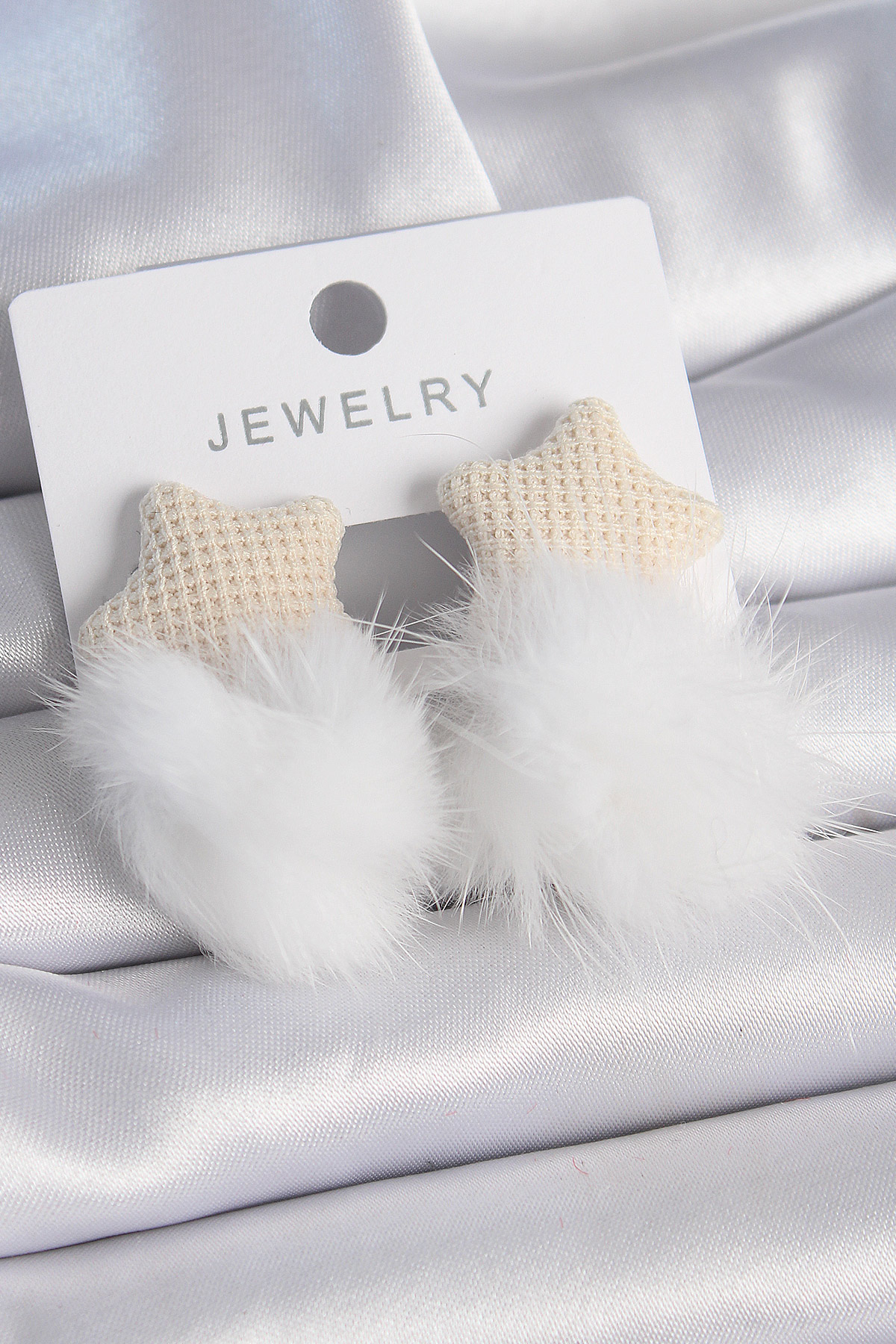 Beyaz Renk Tüylü Yıldız Ponpon Model Kadın Küpe BKP9557